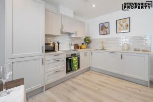 Long Stays, Contractors & Re-locators, Central Brighton Luxury Flat for Groups, Sleeps 6