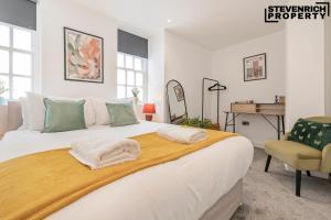 Long Stays, Contractors & Re-locators, Central Brighton Luxury Flat for Groups, Sleeps 6