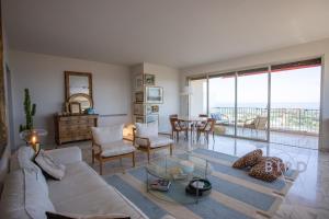 Smart flat in Antibes sea view AC parking and pool