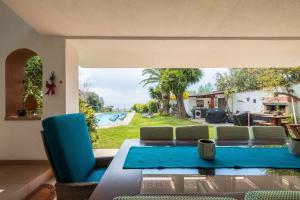 Beachfront- Private pool and design