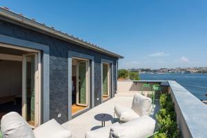 Oceanfront Villa Near Porto Historical Centre