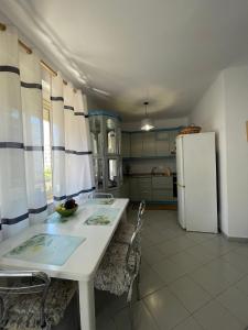 Cozy Anna Apartment ,Near the Sea, Central Location ,Rruga Pavaresia