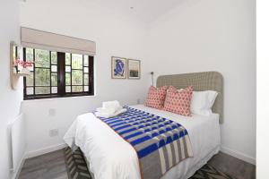 Stylish and Central 2 Bedroom Apartment in Cape Town