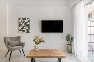 Warm Athenian 2BR Apartment by Acropolis Hill by UPSTREET