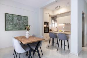 Warm Athenian 2BR Apartment by Acropolis Hill by UPSTREET