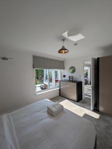 Thames Riverside Retreat Serene 3 Bed Bungalow