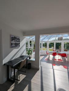 Thames Riverside Retreat Serene 3 Bed Bungalow