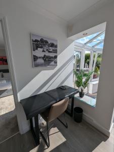 Thames Riverside Retreat Serene 3 Bed Bungalow