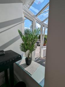 Thames Riverside Retreat Serene 3 Bed Bungalow