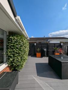 Thames Riverside Retreat Serene 3 Bed Bungalow