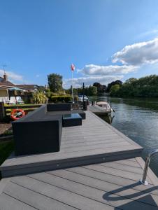 Thames Riverside Retreat Serene 3 Bed Bungalow