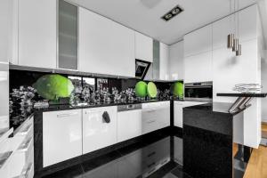 Sokratesa Business Apartments - 52m2 Terrace, Parking, Metro Nearby - by Rentujemy