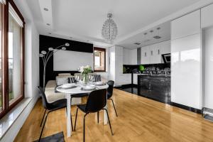 Sokratesa Business Apartments - 52m2 Terrace, Parking, Metro Nearby - by Rentujemy