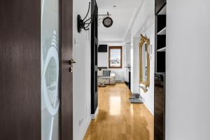 Sokratesa Business Apartments - 52m2 Terrace, Parking, Metro Nearby - by Rentujemy