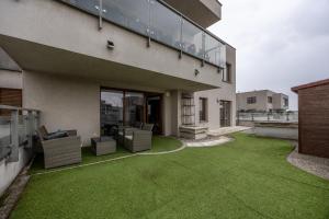 Sokratesa Business Apartments - 52m2 Terrace, Parking, Metro Nearby - by Rentujemy