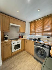 Spacious 3BD Flat Close to Tube - Fulham!