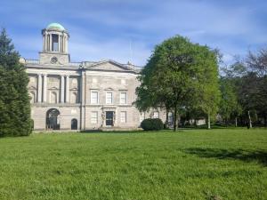 1BD City Pad Shop & Stroll