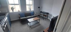 1BD City Pad Shop & Stroll