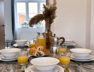 Heathrow Home - Sleeps 6 - Free Parking