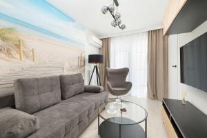 Seaside Apartment with Parking, Air Conditioning and Elevator Close to the Beach by Noclegi Renters