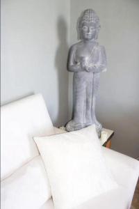 Hilltop 2-BR Home with Sea Views, Terrace & Garden