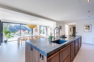 MENTHON- Villa W Architecte 2 pas du lac by LLA SELECTIONS