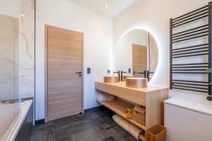 Villas MENTHON- Villa W Architecte 2 pas du lac by LLA SELECTIONS : photos des chambres