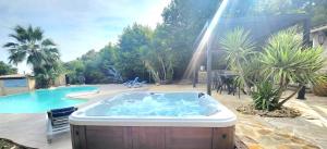 Villa de standing avec piscine à débordement, jacuzzi et jardin à 5 min du centre de Nîmes
