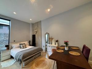 Stylish Studio in Hackney with Private Terrace