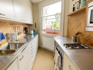 Quaint 1BD Flat Private Balcony West Kensington