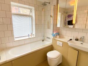 Quaint 1BD Flat Private Balcony West Kensington