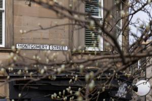 Bright 1 Bedroom Apartment Near City Centre