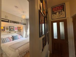 Vintage-Inspired 1BD Flat in De Beauvoir Town