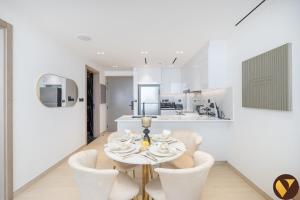 Vogue Vacation Homes, JVC Binghatti Corner near Circle Mall, One Bedroom Apartment with Balcony and City View, Access toAmenities