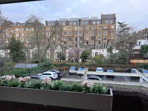Refurbished Kensington Studio with Balcony near Tube - 4-gwiazdkowe hotele w mieście Londyn