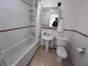 Refurbished Kensington Studio with Balcony near Tube