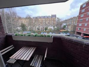 Refurbished Kensington Studio with Balcony near Tube