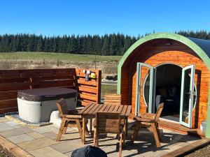 Rose Glamping Pod with Hot Tub