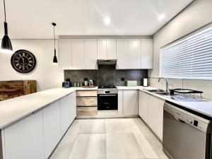 Spacious Central George Getaway at 1 on York