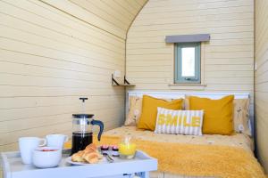 Rose Glamping Pod with Hot Tub