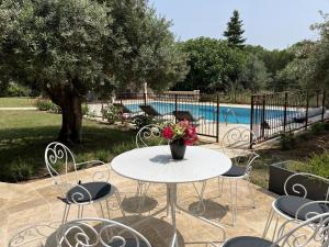 Maisons de vacances Villa belles feuilles avec piscine et tennis : photos des chambres