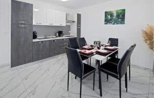 Cozy Apartment In Umag With Wifi