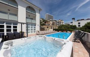 Ten-Bedroom Holiday Home In Duce