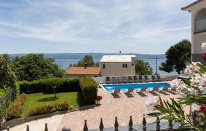 Ten-Bedroom Holiday Home In Duce