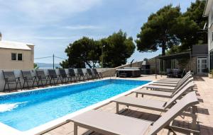 Ten-Bedroom Holiday Home In Duce