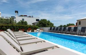 Ten-Bedroom Holiday Home In Duce