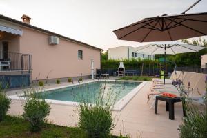 Poolside Holiday House