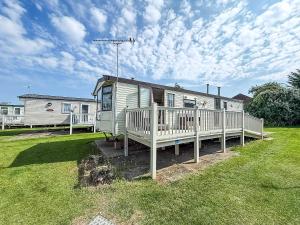 Superb Caravan With Decking Close To Hunstanton Beach In Norfolk Ref 23060S - Ubytování bez kategorie ve městě Hunstanton