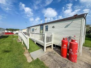 Superb Caravan With Decking Close To Hunstanton Beach In Norfolk Ref 23060S