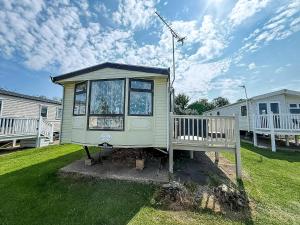 Superb Caravan With Decking Close To Hunstanton Beach In Norfolk Ref 23060S
